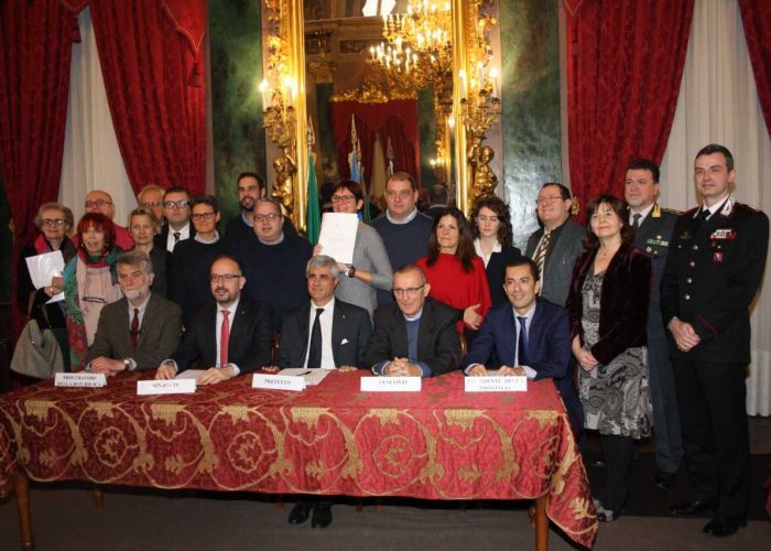 Il tavolo dei firmatari del protocollo