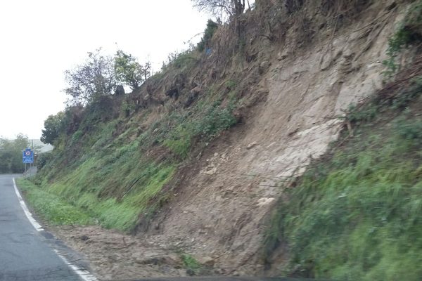 Frana lungo la strada per Cassinasco