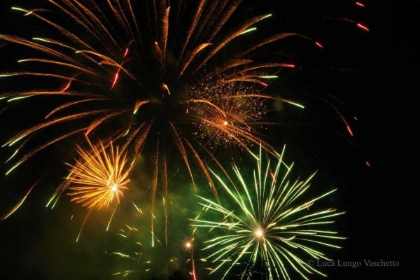 Un momento dello spettacolo pirotecnico di lunedì scorso lungo il Tanaro