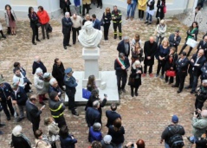 Gli alpini tra i primi visitatori del rinato Palazzo Alfieri