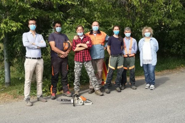 Gli operai forestali della squadra Asti 1 con il vicesindaco Andrea Giroldo