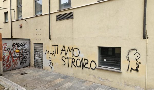 Graffiti al teatro alfieri