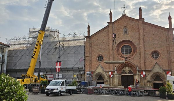 Gru davanti al municipio di Asti