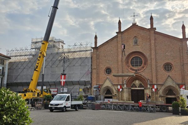 Gru davanti al municipio di Asti