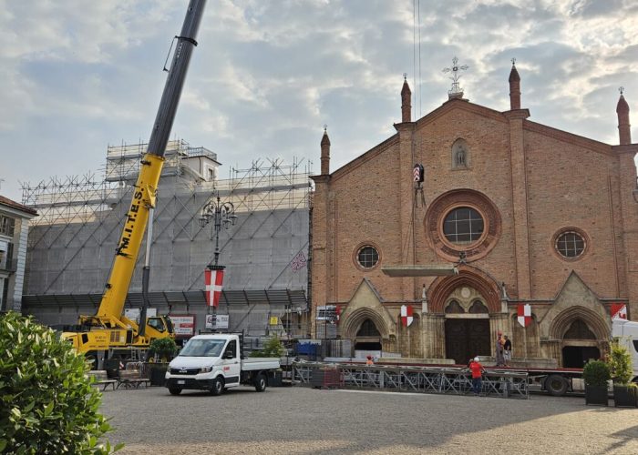 Gru davanti al municipio di Asti