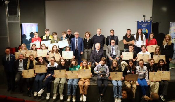 Gruppo premiati con autorità