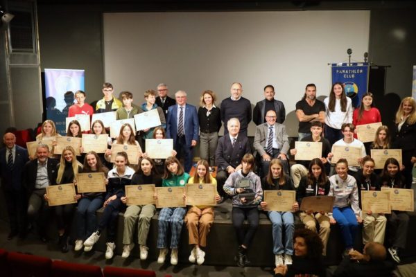 Gruppo premiati con autorità