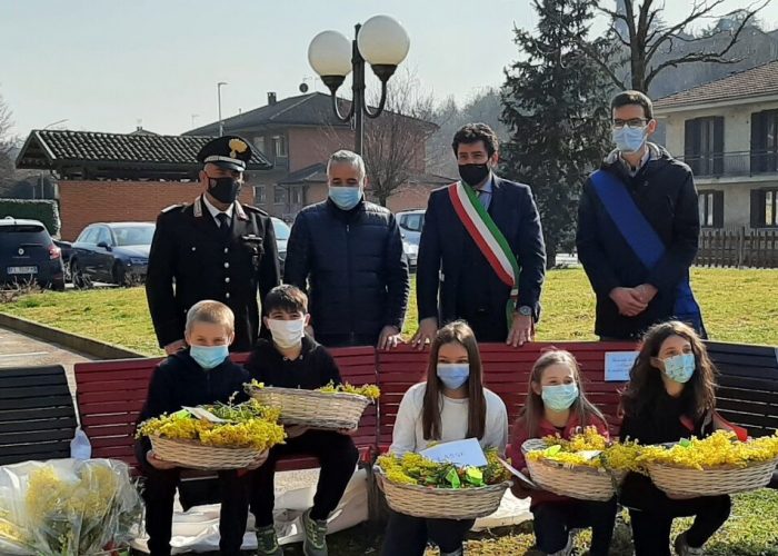 I bambini della scuola primaria di Ferrere con il maresciallo Trimboli, Fabio Carosso, Silvio Tealdi e Paolo Lanfranco