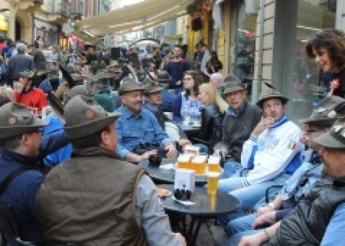 I commercianti e gli alpini: «Non abbiamo mai chiuso, nemmeno di notte»