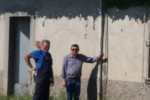 I fratelli Bosco indicano il cavo telefonico da spostare