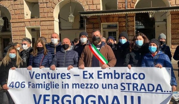I lavoratori Embraco in piazza Castello a Torino