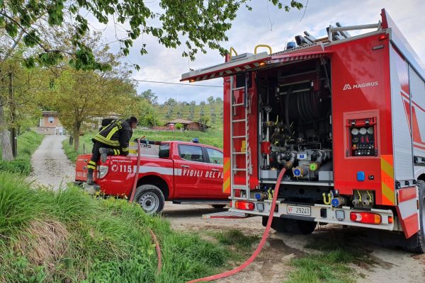 incendio ai Caffi di Cassinasco Vigili del fuoco
