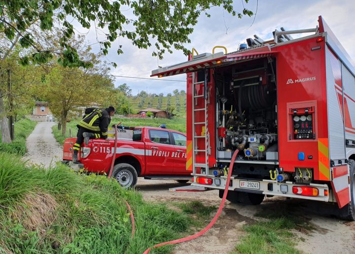 incendio ai Caffi di Cassinasco Vigili del fuoco