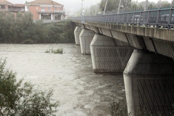 Il Tanaro scorre sotto il ponte di corso Savona