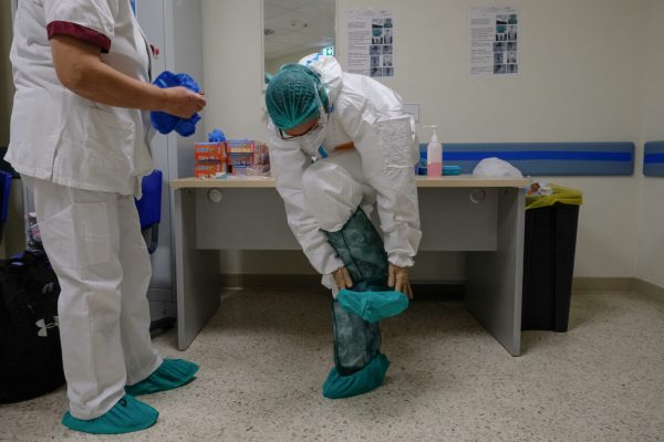 Operazioni di vestizione di medici e infermieri nel reparto Covid dell'ospedale San Filippo Neri, Roma, 8 aprile 2020.
ANSA/ALESSANDRO DI MEO