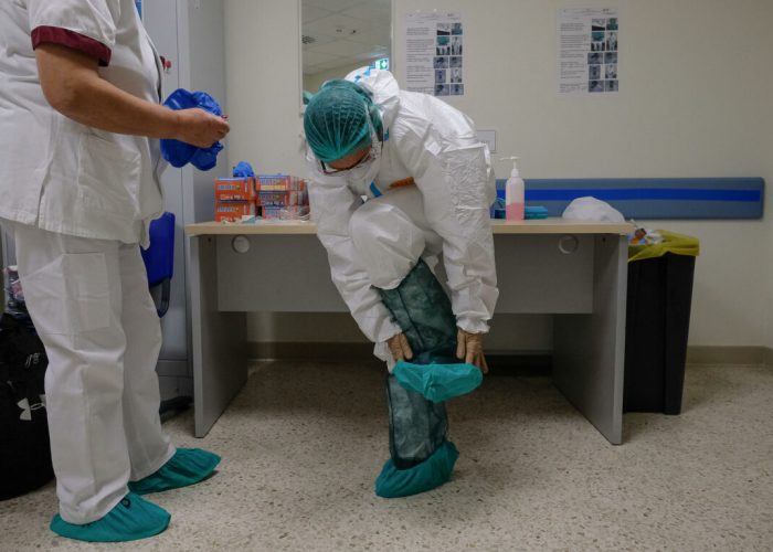 Operazioni di vestizione di medici e infermieri nel reparto Covid dell'ospedale San Filippo Neri, Roma, 8 aprile 2020.
ANSA/ALESSANDRO DI MEO