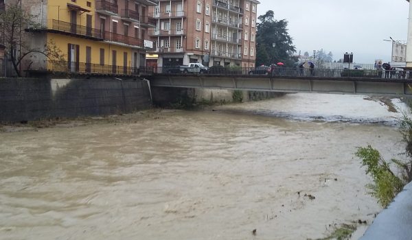 Il Belbo alle 10,30 di oggi dal ponte di corso Libertà