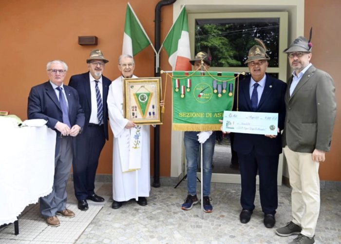 Il momento della consegna del contributo di 9000 euro alla Pegaso.