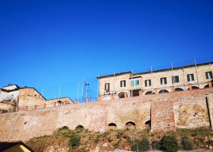 Il muro di corso XXV Aprile che sarà oggetto di consolidamento a Moncalvo