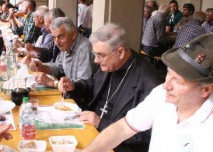 Il pranzo del Vescovo tra alpini e profughi