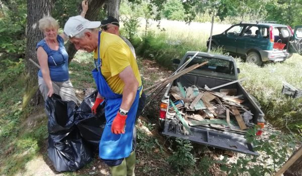 Il sindaco Marchisio e volontari di Pino