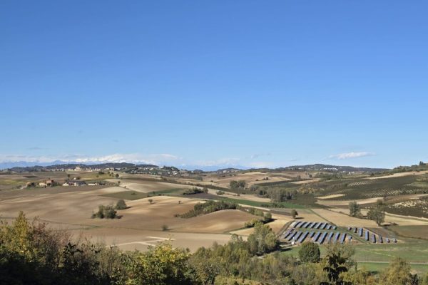 Impianto agrifotovoltaico in costruzione ad Altavilla Monferrato (vista da Viarigi)