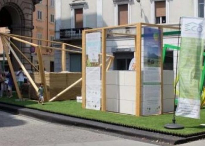 In piazza la sfida del cubo di ghiaccio