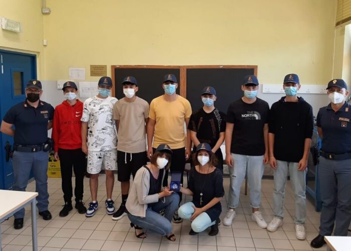 I ragazzi della III AE dell'Andriano con i poliziotti di Asti