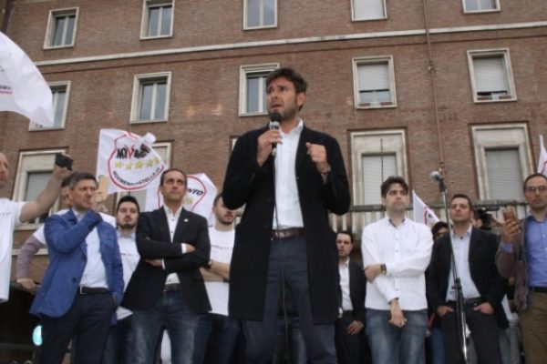 M5S: piazza gremita per Alessandro Di Battista
