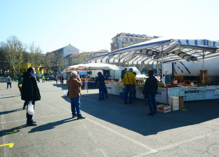 Mercato di mercoledì mattina in piazza Campo del Palio