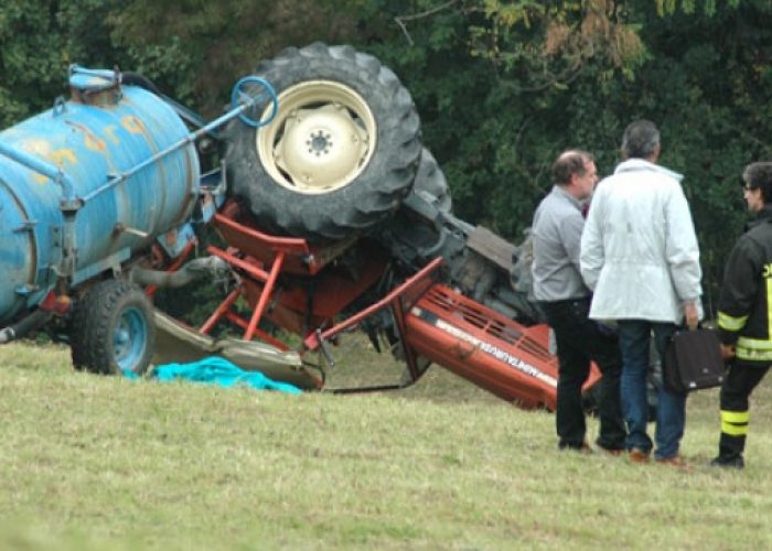 Malore stronca pensionato mentre guida il trattore