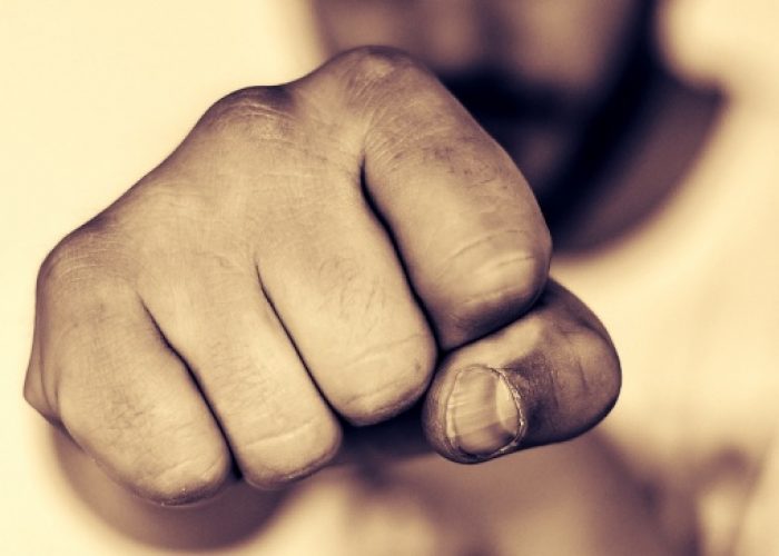 Marocchino picchia una donna e la rapina