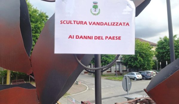 Mastodonte vandalizzato cartello