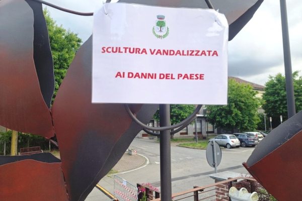 Mastodonte vandalizzato cartello