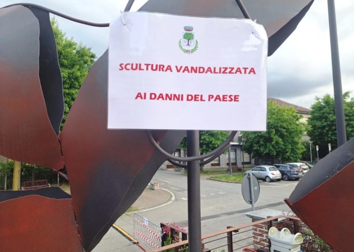 Mastodonte vandalizzato cartello