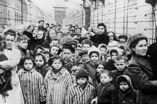 Bambini prigionieri nel campo di concentramento