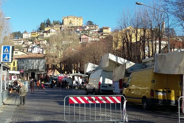 Mercato venerdì con poche bancarelle1