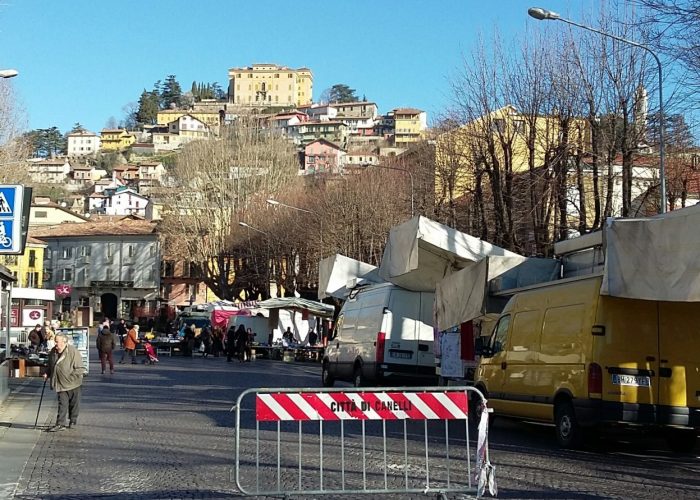 Mercato venerdì con poche bancarelle1