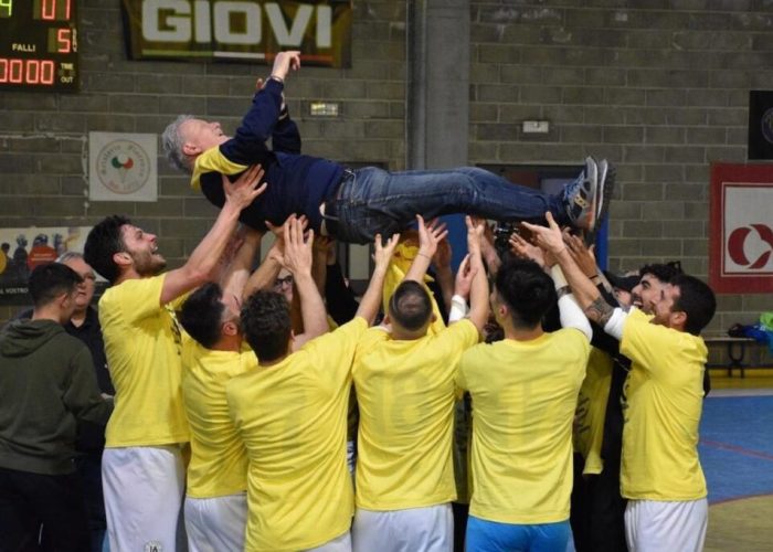 Mister Tabbia festeggaito dai suoi giocatori