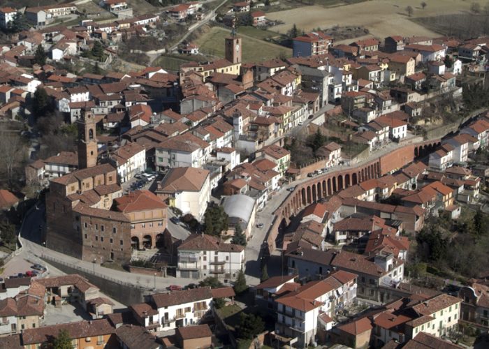 Veduta di paesaggi nel Comune di Montechiaro d'Asti (AT). L'immagine fa parte dell'Atlante dei Paesaggi  astigiani e monferrini, realizzato per una più ampia conoscenza ed efficace salvaguardia del patrimonio paesaggistico del territorio piemontese.