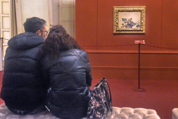Mostra Caravaggio visitatori di fronte alla Canestra