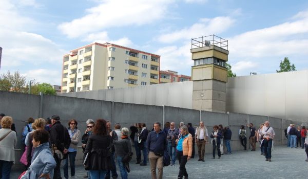 Ragazzi in visita al muro di Berlino