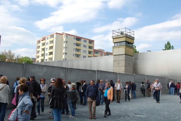 Ragazzi in visita al muro di Berlino