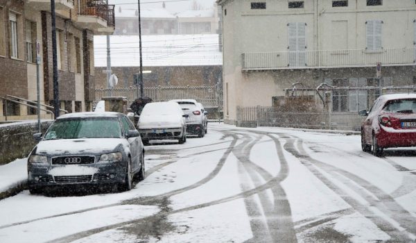Un'immagine della città sotto la neve