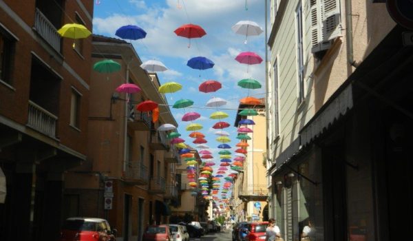 Gli ombrelli sistemati nel centro storico di Nizza