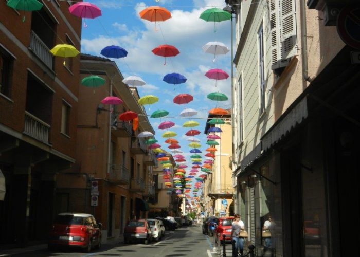Gli ombrelli sistemati nel centro storico di Nizza