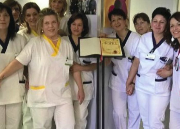 Nizza: Qui e ora tatuato sulle braccia delle infermiere