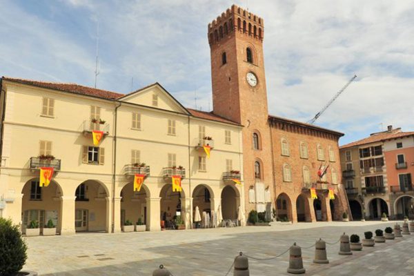 La piazza del Municipio a Nizza Monferrato