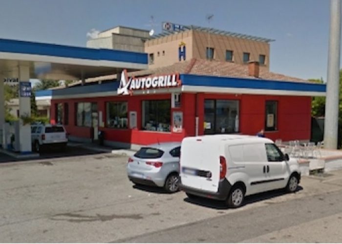 Nomade aggredisce una commessa