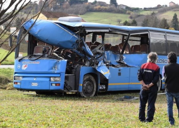 Non ce l'ha fatta l'insegnante ferita sul bus